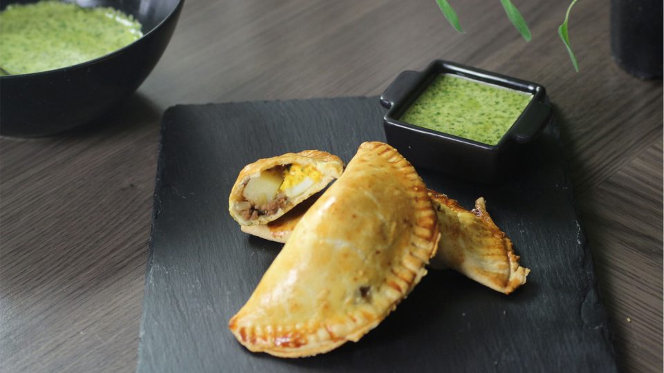 Argentijnse pasteitjes gevuld met rundergehakt, ei. olijf, aardappel en ei. Ook wel bekend als empanadas.