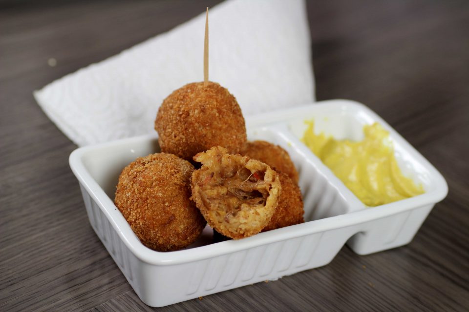 Kalfsbitterballen met rendang