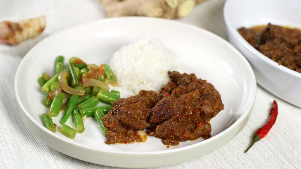Rendang vlees met rijst en boontjes