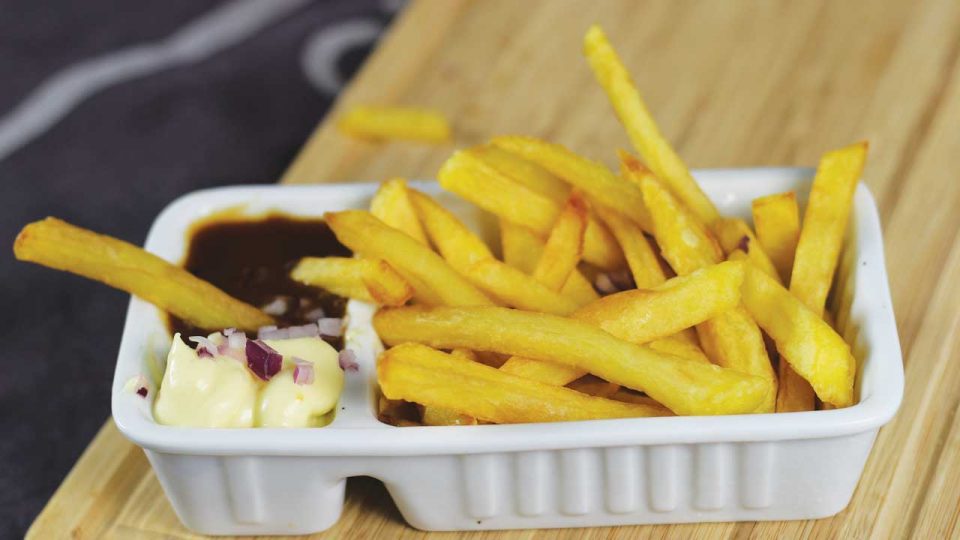 Verse met de handgesneden patat friet